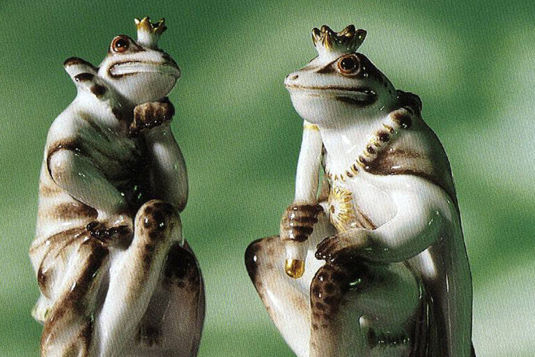 Schachfiguren als Porzellan-Frösche – Titelbild der Reihe Die Welt des Schachs